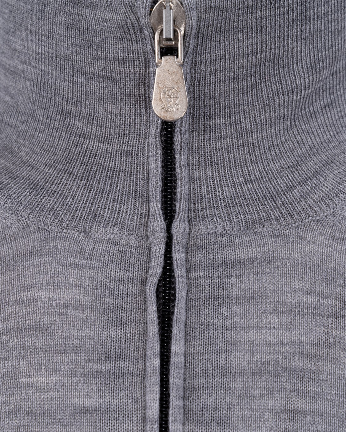 shop BRUNELLO CUCINELLI Saldi Serafina: Brunello Cucinelli cardigan full zip in lana e cashmere.
Chiusura con zip e doppio cursore.
Collo alto in maglia a costina.
Polsini e fondo in maglia a costina.
Dettagli in contrasto colore lungo la zip e sui profili dei polsini.
Vestibilità regolare.
Composizione: 90% Lana vergine 10% Cashmere.
Made in Italy.. M2400106-C073D number 7921063